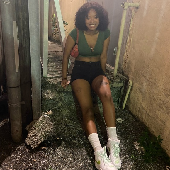 Meet your Posher, Ari - Picture 1 of 1